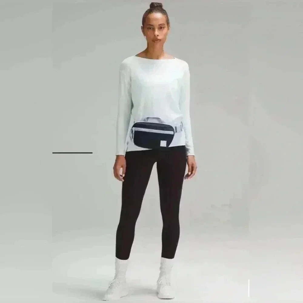🍋 NWT Lululemon All Day Essentials Belt Bag 2.5L in True Navy/Blue Linen - Picture 2 of 5
